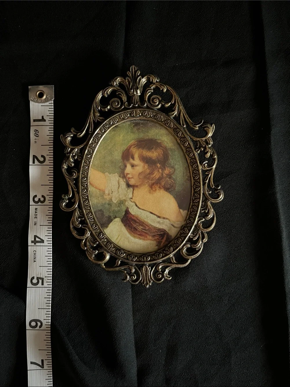 Ornate Vintage-Style Gold Oval Picture Frame